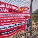 Tiga Tahun Tanpa Kepastian, Korban Penipuan di Karawang Pasang Spanduk Protes Ke Polres Karawang