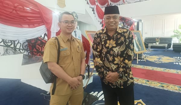 Dirut RSUD Rengasdengklok dr. Irwan Hermawan bersama tokoh Masyarakat Karawang H. Awandi Siroj Suwandi Dirut RSUD Rengasdengklok dr. Irwan Hermawan bersama tokoh Masyarakat Karawang H. Awandi Siroj Suwandi