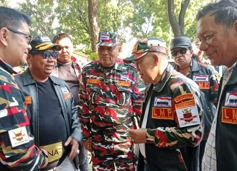 H. Wahyu Wibisana (kedua dari kanan)