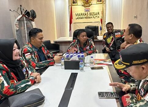 Ketua Umum LMP HM. Arsyad Cannu bersama jajaran