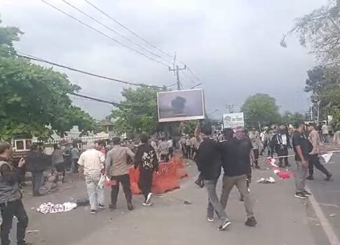 Ratusan massa yang terdiri dari pengemudi ojek online, mahasiswa, dan pelajar, mengepung Markas Kepolisian Resor (Mapolres) Karawang