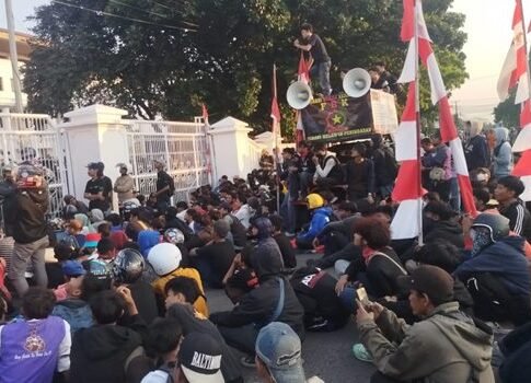 Aksi Demo depan kantor DPRD Karawang