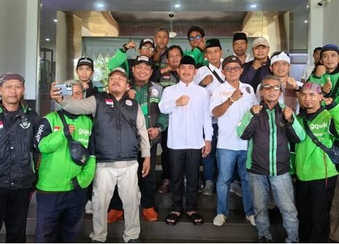 Bupati Bekasi berfoto bersama Pengemudi Ojek Online