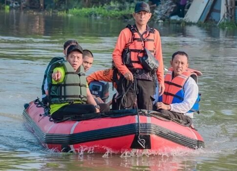 Bupati Karawang naik perahu karet saat menebar ikan lele dalam gelaran mancing gratis