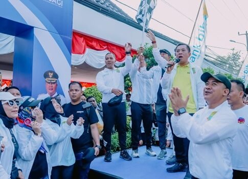 Bupati Karawang saat melepas peserta gerka jalan dalam rangka Haornas 2025