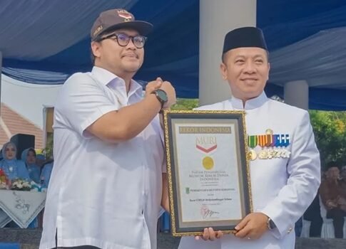 Bupati Karawang saat menerima sertikat Muri