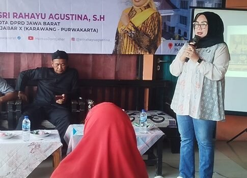Hj. Sri Rahayu Agustina, SH saat Sosialisasi Perna No.12 Tahun 2023 di Desa Warungbambu Hj. Sri Rahayu Agustina, SH saat Sosialisasi Perna No.12 Tahun 2023 di Desa Warungbambu