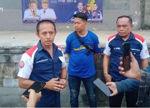 Ketua BnR Karawang Guntar Mahardika saat diwawancarai awak media Ketua BnR Karawang Guntar Mahardika saat diwawancarai awak media