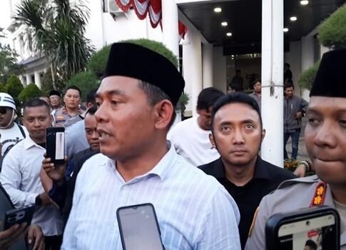 Ketua DPRD Karawang didampingi Kapolres saat diwawancarai awak media usai temui pendemo