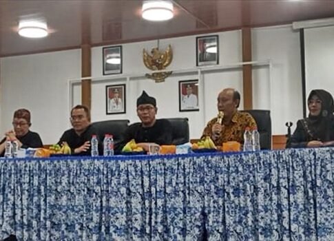 Konferensi Pers tentang perekrutan karyawan RSUD Rengasdengklok