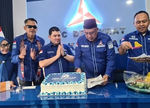 Pemotongan Kue Ultah oleh Ketua DPC Partai Demokrat