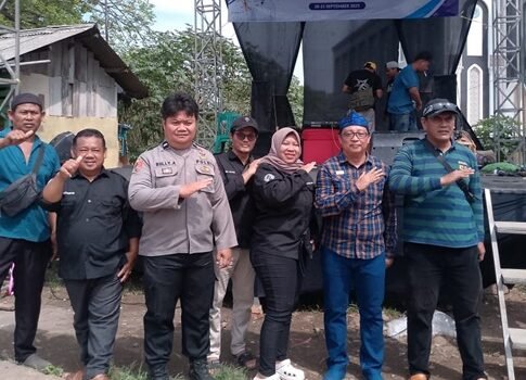 Pengurus Bumdes Rahayu bersama Kepala Dinas Koperasi dan UKM Karawang, Dindin Rachmadhy dan Kades Cikampek Timur Pengurus Bumdes Rahayu bersama Kepala Dinas Koperasi dan UKM Karawang, Dindin Rachmadhy dan Kades Cikampek Timur
