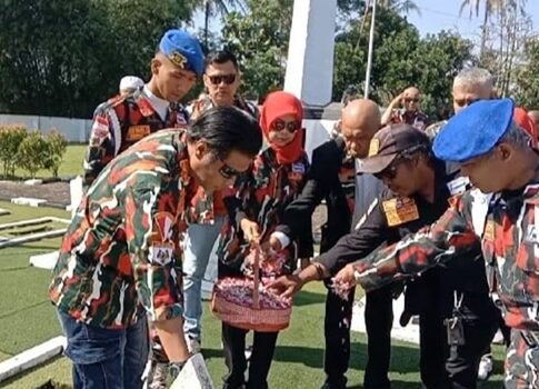 Ketua LMP MACAB Cianjur, Iwan Setiawan, SE bersama anggota saat tabur bunga Ketua LMP MACAB Cianjur, Iwan Setiawan, SE bersama anggota saat tabur bunga
