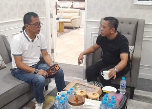 Bupati Aep saat berbincang dengan Ketua PERADI Karawang, Asep Agustian SH. MH,