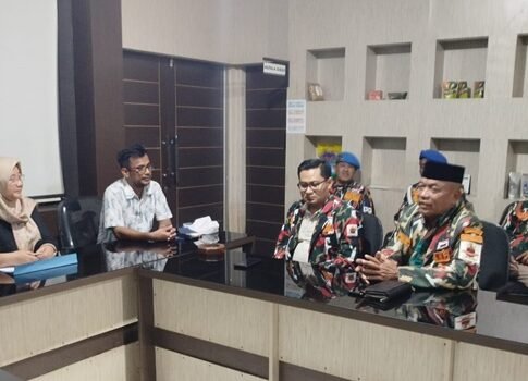 LMP Mada Jabar saat audensi ke DPKP Karawang