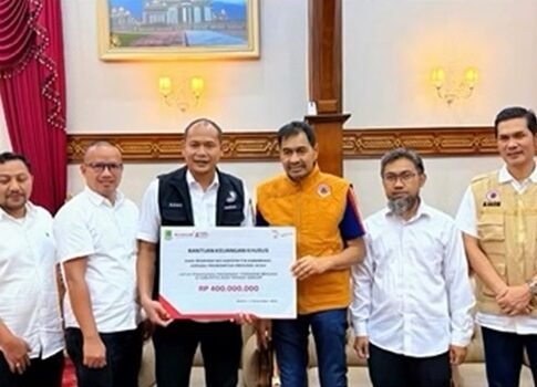 Sekretaris Daerah (Sekda) Karawang, Asep Aang Rahmatullah, didampingi staf, menyerahkan secara simbolis plakat Bantuan Kemanusiaan senilai Rp400.000.000 kepada Gubernur Aceh Muzakir Manaf