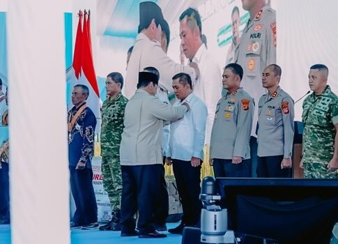 Bupat Aep Syaepuloh saat menerima penghargaan Satya Lencana dari Presiden Prabowo
