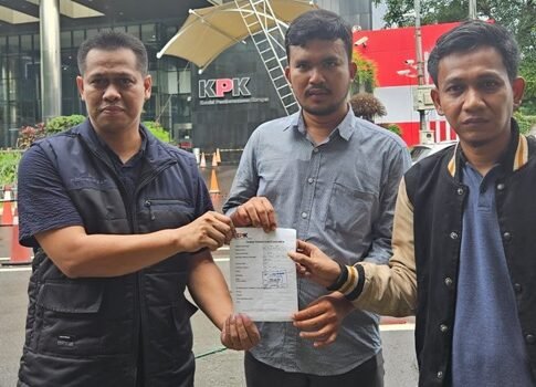 Ketua LMP Bekasi Eko Triyanto dan Ketua Brigez Bekasi Dede Khoer Effendi menunjukkan surat tanda terima laporan di depan Gedung Merah Putih KPK, Jakarta