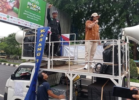 Warga Cijengkol Kepung Pemkab Karawang