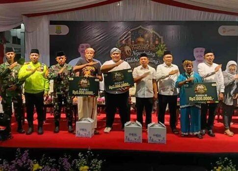 Para juara Festival Dulag Kabupaten Karawang bersama Bupati dan Forkopimda Karawang