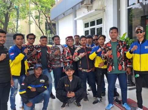 Massa Orma LMP dan Brigez saat di Kejari Bekasi