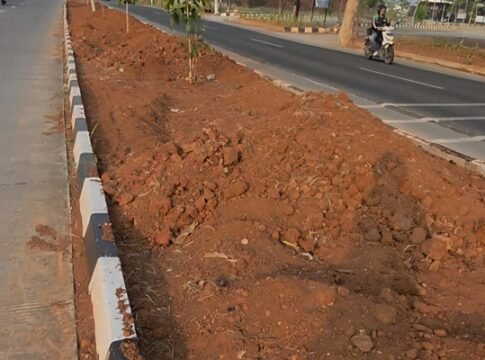 Median jalan dipenuhi tanah urug merah dalam proyek penataan jalan
