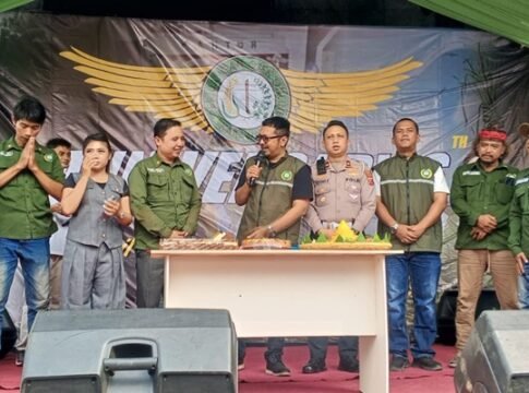 Suasana pemotongan tumpeng dan kue ulang tahun pada peringatan HUT ke-6 Perjuangan Ojek Online Karawang (POOK)